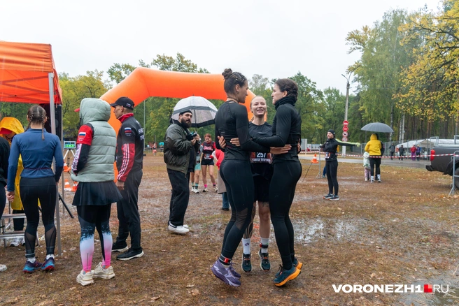 В это время взрослые участники вовсю грелись перед стартом, чтобы не травмироваться | Источник: Дмитрий Волгин / Voronezh1.ru