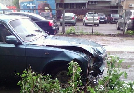 На улице Гоголя в Рязани автомобиль врезался в дерево | ya62.ru