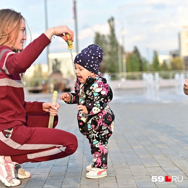 Малышка пытается сама выдуть мыльный пузырь | Источник: Василина Любимова / 59.RU