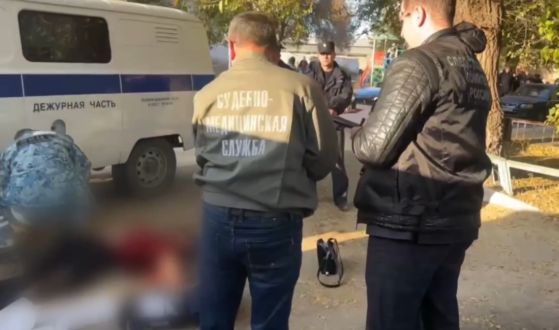 В Орске прямо на улице мужчина зарезал супругу. Конфликт произошел из-за ревности — видео с места