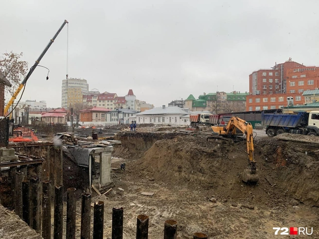 Пока шли судебные разбирательства, работы про возведению холеных домов продолжались | Источник: Ирина Шарова / 72.RU