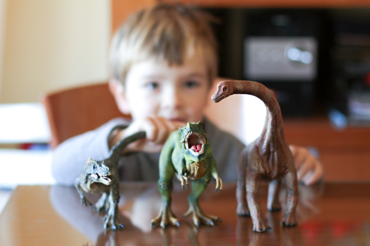 Мальчик играет с динозаврами