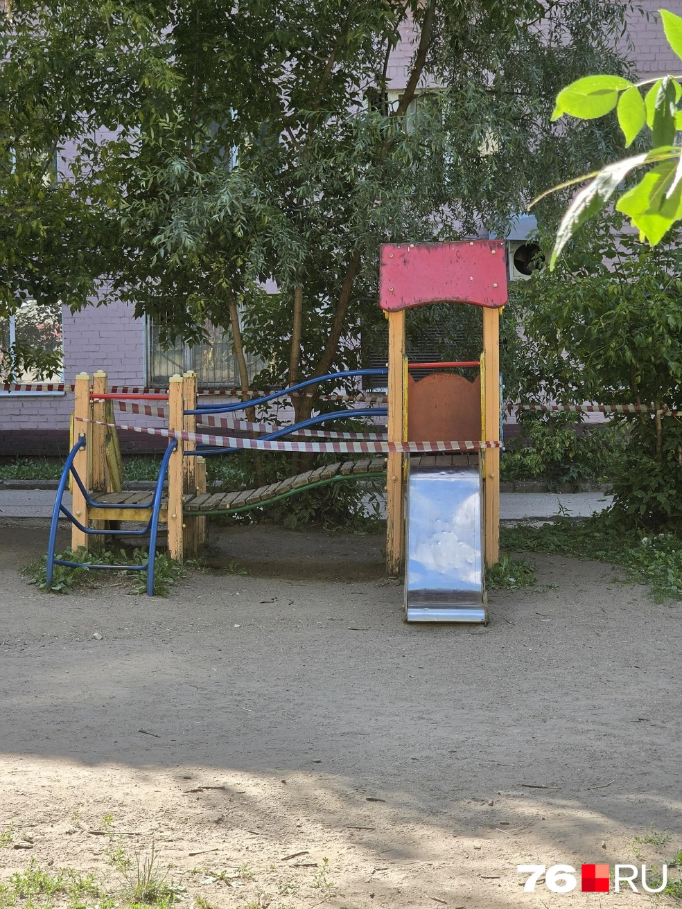 Всю площадку огородили красной лентой | Источник: читательница 76.RU