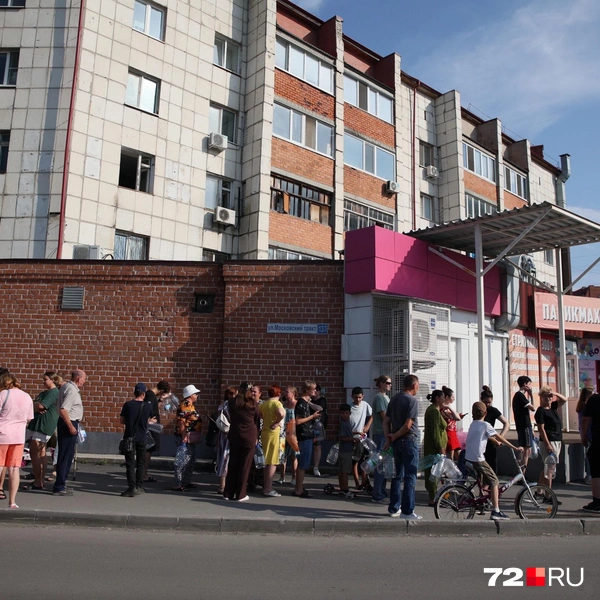 К моменту приезда водовоза очередь могла растянуться на несколько десятков метров | Источник: Ирина Шарова / 72.RU