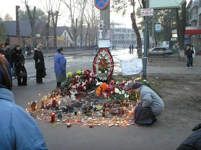 Стихийный мемориал на том самом месте | Источник: Валерий Трубин
