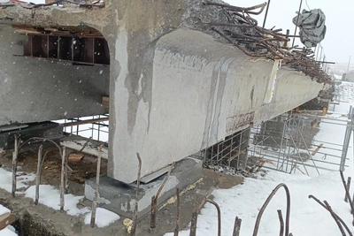 Ремонт левой половины моста через Новосёлку продолжается