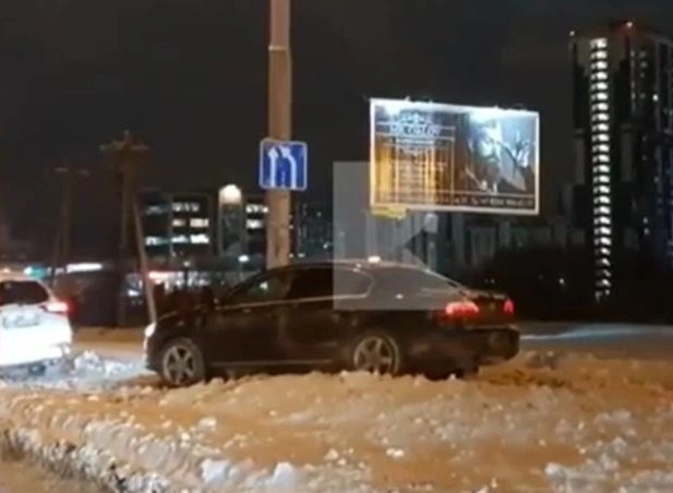 На Московском шоссе засняли водителей, объезжающих пробку по тротуару | ya62.ru