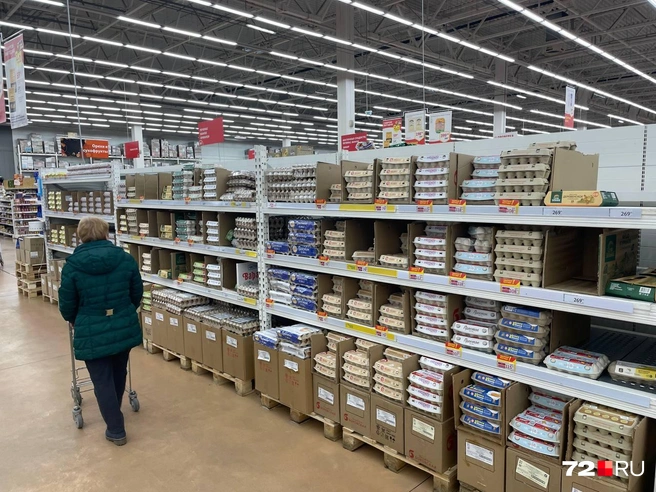 Тюменцы, как правило, заранее покупают продукты на стол к празднику. Но немало и тех, кто в последний момент бежит в магазин. Это вы? | Источник: Радик Енчу / 72.RU