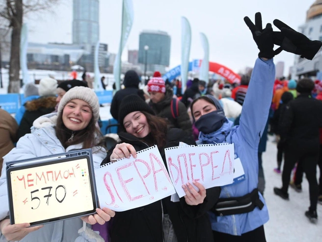 Болельщики поддерживают участников полумарафона. | Источник: Дмитрий Емельянов / E1.RU