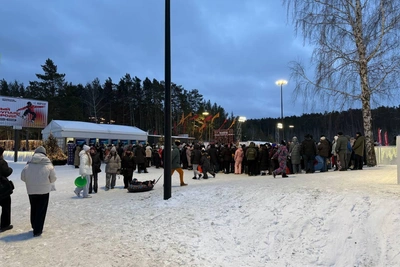 Екатеринбуржцы выстроились в очередь к гигантской горке