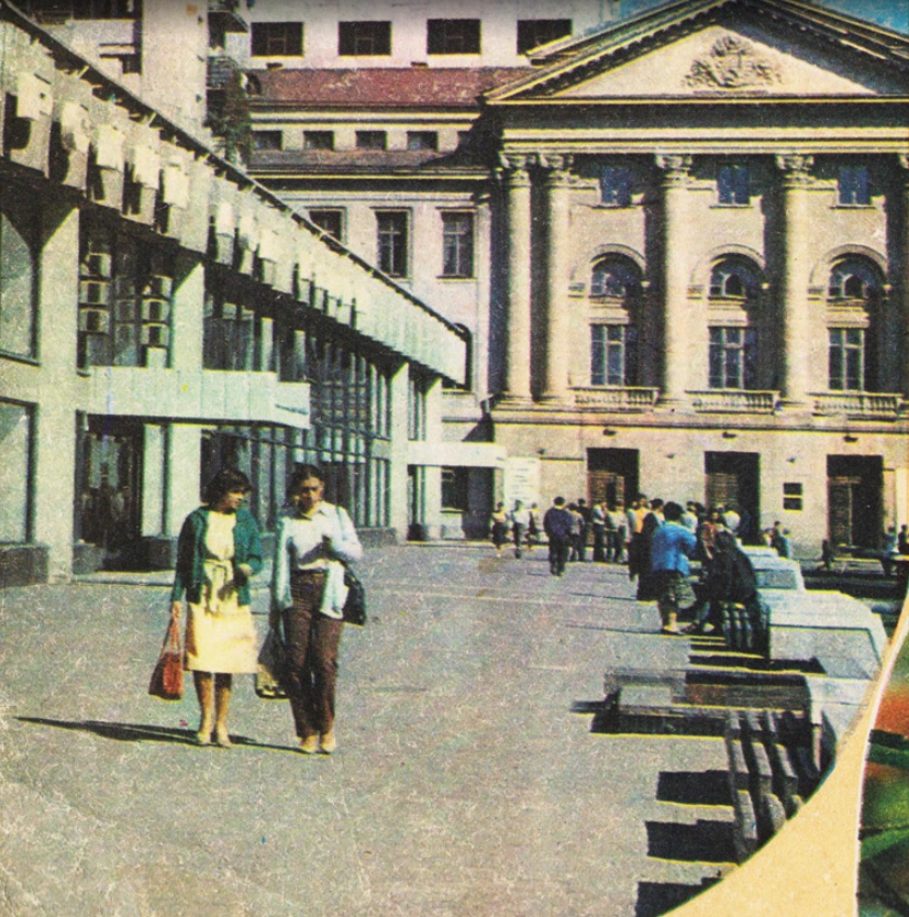 Дом книги и здание филармонии  | Источник: Фото А.&nbsp;Н.&nbsp;Зотова, «Гостеприимный Краснодар», 1983 год