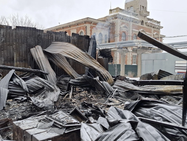По предварительным данным пожарных, именно в этой части здания началось возгорание. | Источник: Тимофей Крылов / V1.RU