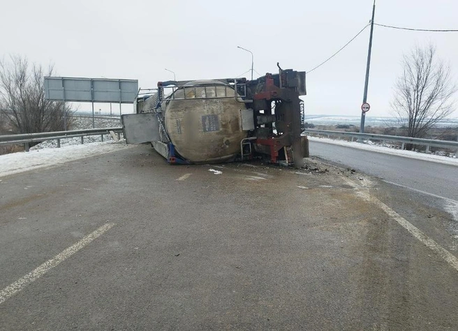 Водителя доставили в больницу | Источник: МВД России по Воронежской области / T.me
