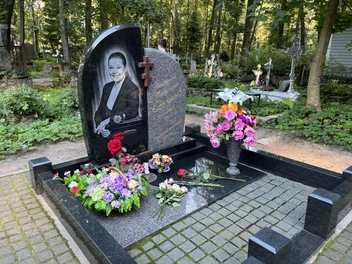 Памятник на могиле Людмили Сенчиной | Источник: Виктория Чулюкина / MSK1.RU