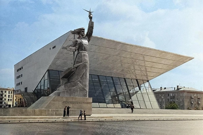 Кинотеатр «Аврора». Фото сделано в год открытия — 1967-й. На месте кинотеатра был скифский курган, перед стройкой его обследовали археологи и обнаружили погребальную камеру бронзовой эпохи | Источник: Евгений Шулепов/ BspChannel