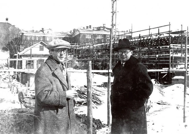 Ле Корбюзье (справа) и Николай Колли (слева) в Москве на стройплощадке | Источник: Главархив Москвы