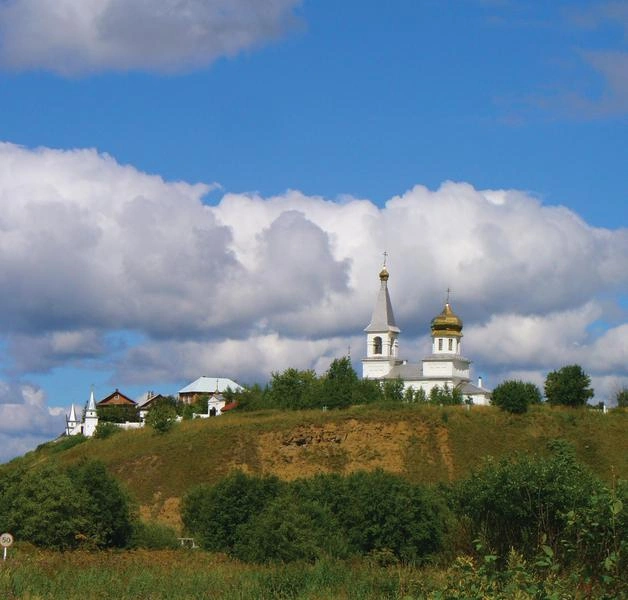 Наверное, до верха холма не доходят низкие вибрации! | Источник: izi.travel.ru