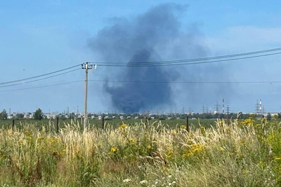 Горящие покрышки подняли дым над Колпинским районом