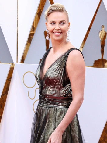 Шарлиз Терон на «Оскаре» в серьгах Chopard из коллекции Garden of Kalahari, 2017