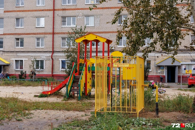 Местные жители говорят, что за ограждение газового оборудования часто залетают мячи, и, чтобы достать их, дети лезут внутрь  | Источник: Ирина Шарова / 72.RU