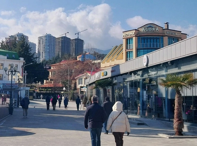 Землю под застройку на Южном берегу, например в Алуште, найти очень сложно, но если уж нашли, то на ней вырастают по 4–5 высотных башен | Источник: Александра Сотникова / MSK1.RU