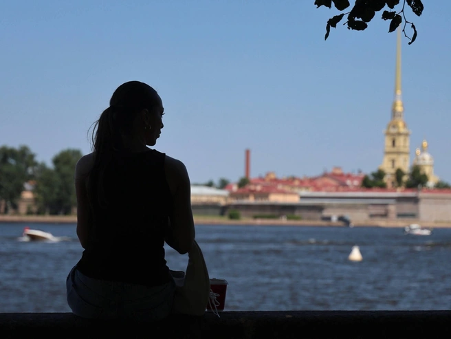 Жители Петербурга вышли загорать после дождей | Источник: Валентин Егоршин / FONTANKA.RU
