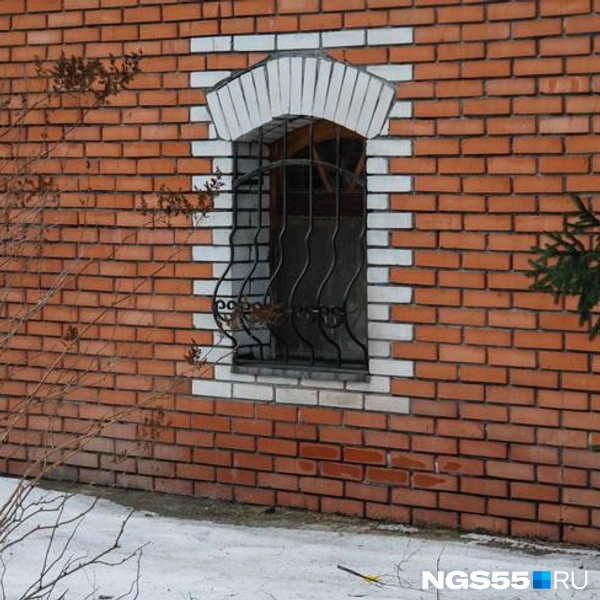 На окнах есть решетки | Источник: Евгений Софийчук / NGS55.RU