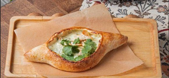 Хачапури с брынзой и куриным филе | Источник: Грузинский ресторанчик «Кисмараули» / VK.com
