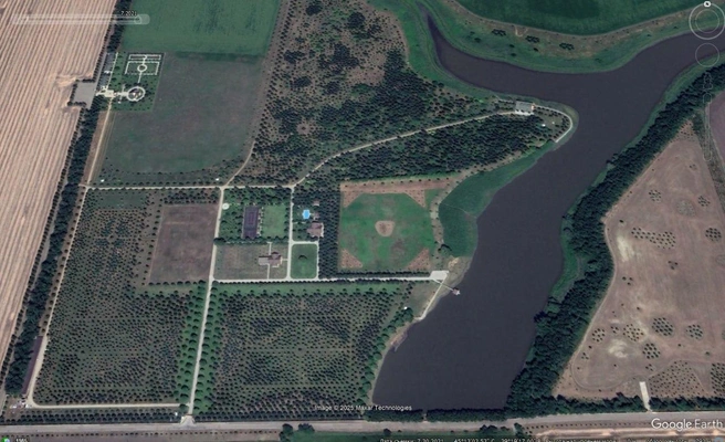В 2021 году на участке всё еще шли ландшафтные работы | Источник: GoogleEarth.com
