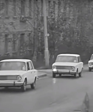 Самые первые «Жигули-копейка» въезжают в Москву: видео из 1970-го