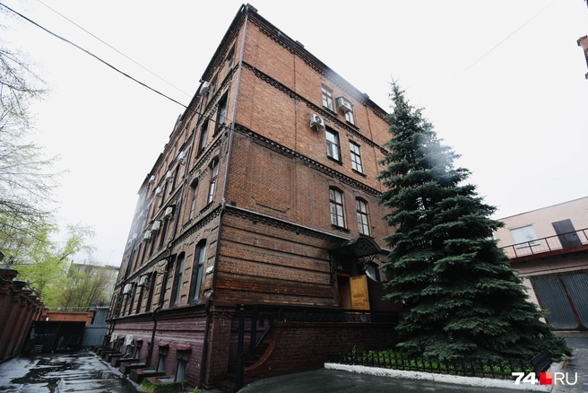 С забором здание имеет неприступный вид, хотя это не так  | Источник: Наталья Лапцевич