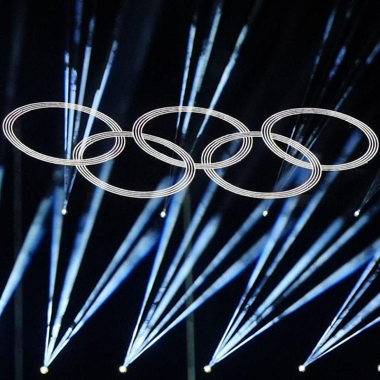 Гуменник идет рядом с Петросян, а Коростелев несет на руках Непряеву: наши спортсмены на закрытии Олимпиады 2026