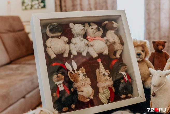 Некоторые хранятся в рамке под стеклом. Они — маленькие (до 7 см высотой) и бесконечно милые | Источник: Илья Чикотин / 72.RU