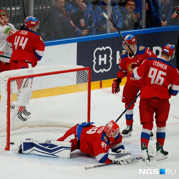 Белорусы провели много опасных моментов у ворот сборной России  | Источник: Андрей Бортко / NGS.RU