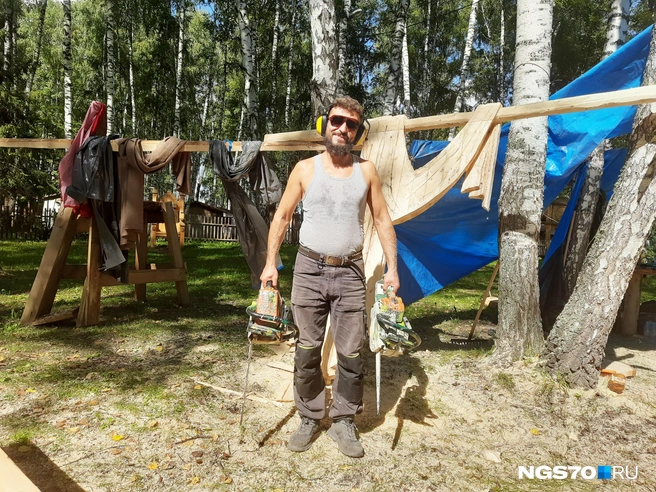 Один из мастеров согласился попозировать со своими бензопилами | Источник: Анастасия Харламова / NGS70.RU