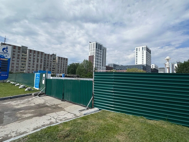 Территория заправки огорожена забором на время строительных работ | Источник: Ирина Шарова / 72.RU