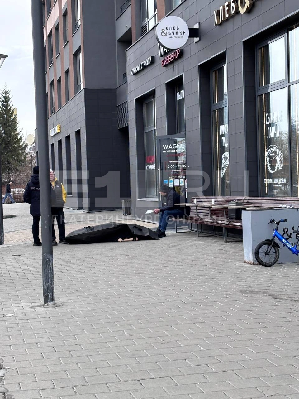 Тело мужчины накрыли до приезда спецслужб | Источник: Сергей Бодров / E1.RU
