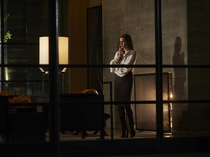 Кадр из фильма «Под покровом ночи» (2016).