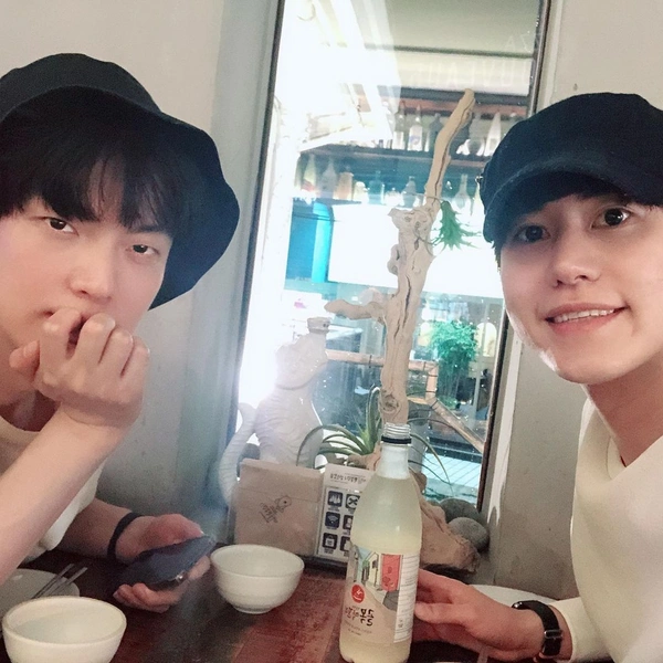 BFF: актер Ан Джэ Хён очень мило поздравил Кюхена из Super Junior c днем рождения 🥺