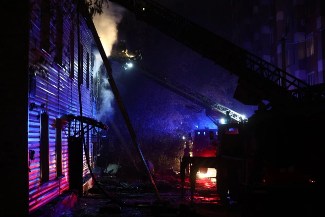 В МЧС по Новосибирской области сообщили, что открытое горение ликвидировали в 02:08 | Источник: Александр Ощепков / NGS.RU