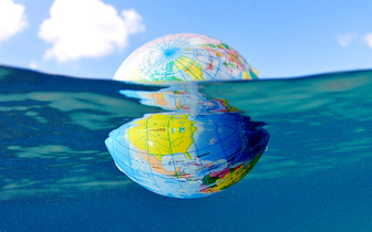 Как определяют изменение уровня океана, если материки сами поднимаются и опускаются?