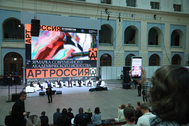 Авторы из разных регионов России представят живопись, графику, акварель, скульптуру и декоративно-прикладное искусство | Источник: Дмитрий Толстошеев / MSK1.RU