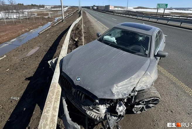BMW дважды сильно ударилась о дорожное ограждение | Источник: читатель E1.RU