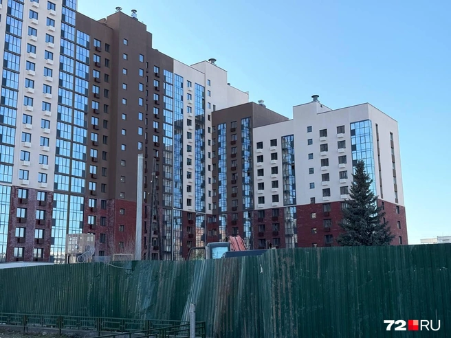 Территорию улицы загородили забором. Туда не пройти  | Источник: Анастасия Малышкина / 72.RU