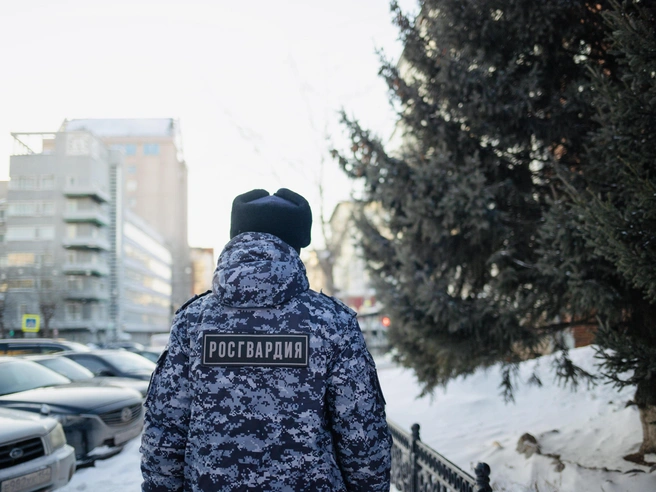 Сотрудники Росгвардии обнаружили подростка в Кировском районе Новосибирска. | Источник: Алина Скитович / NGS.RU