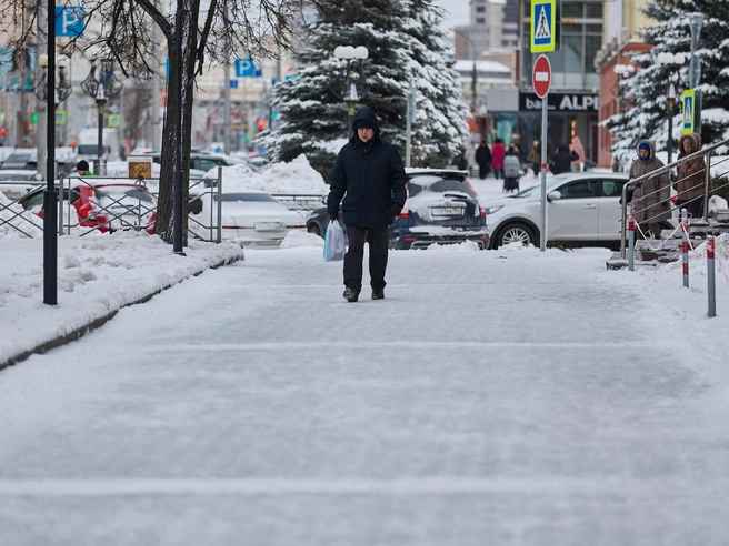 Некоторым пешеходам приходится замедлять шаг, чтобы избежать падений на скользких тротуарах. | Источник: Александр Ощепков / NGS.RU