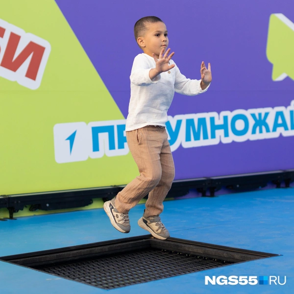 Прыгаем и танцуем!  | Источник: Кирилл Башинский / NGS55.RU 
