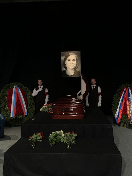 Безмолвно смотрит в одну точку: Александр Дугин у гроба убитой дочери Дарьи