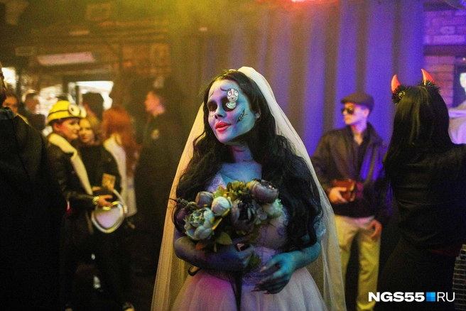 Не забудьте подготовить свой костюм — раз в году можно позволить себе примерить любую роль | Источник: Евгений Софийчук / NGS55.RU