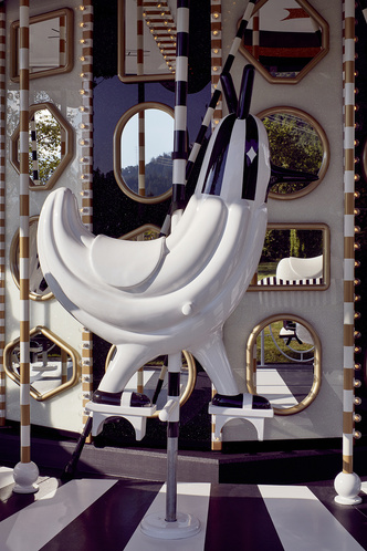 Карусель по дизайну Хайме Айона в музее  Swarovski Kristallwelten (фото 7.1)